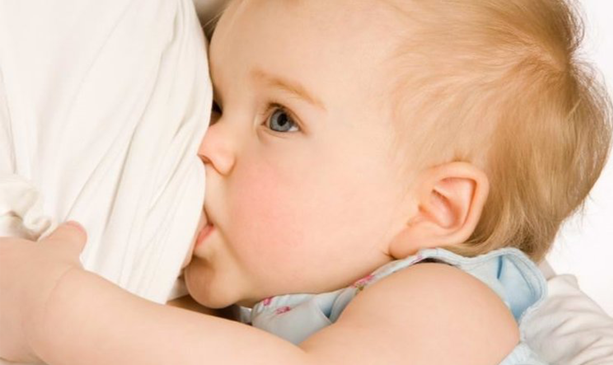 تغذیه با شیر مادر و آنچه باید در این باره بدانید